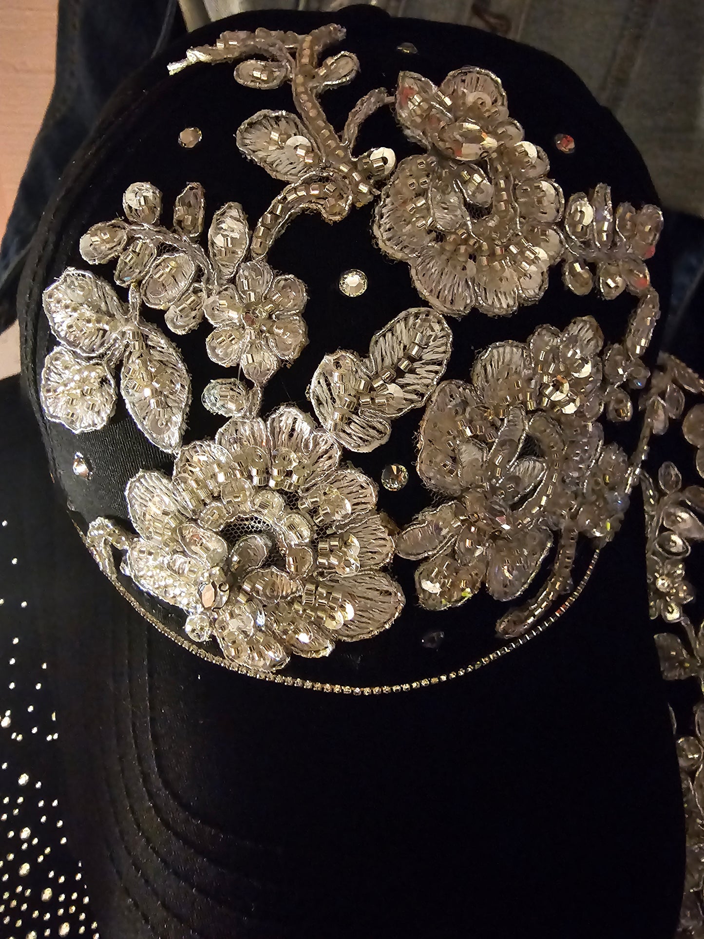 Conjunto de Gorra y Chaqueta. Contáctame al 787 313-2502